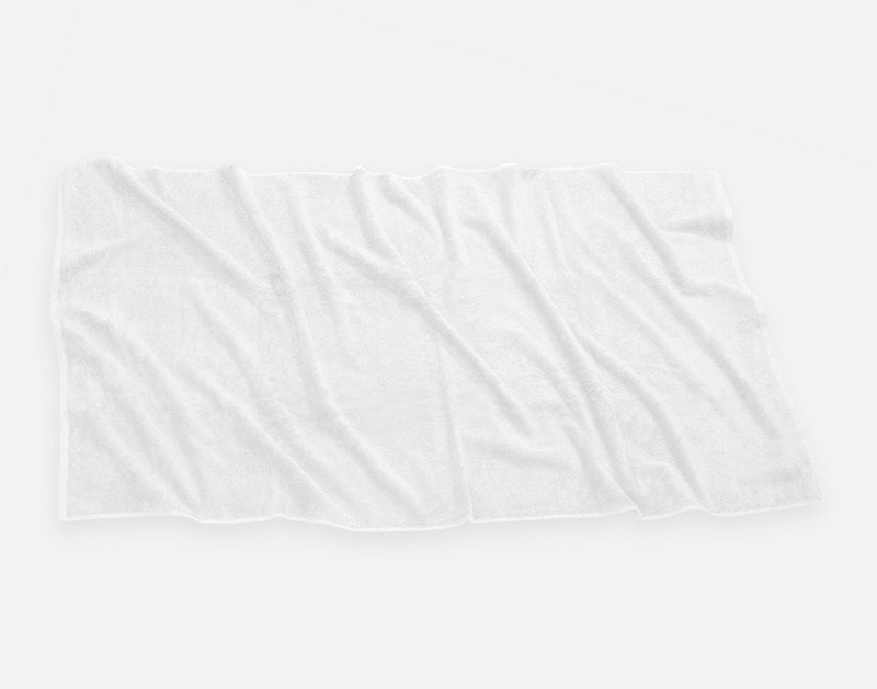 Vue de dessus de notre bain en coton modal drap en blanc, posé de manière ébouriffée sur un sol solide.
