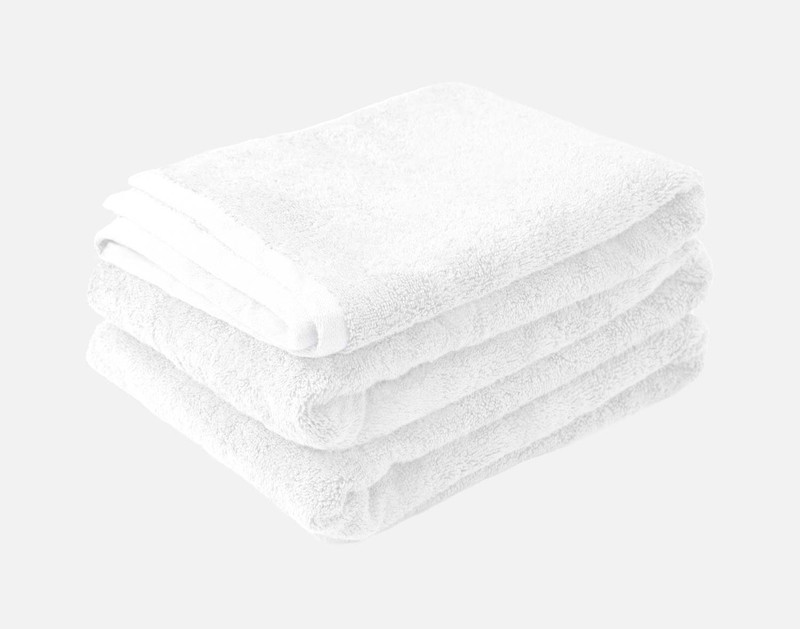 Notre bain en coton modal Draps en blanc s'est plié en une pile bien ordonnée.