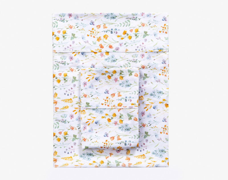 Taie d'oreiller pliée pour notre Flower Field Organic Cotton drap ensemble .