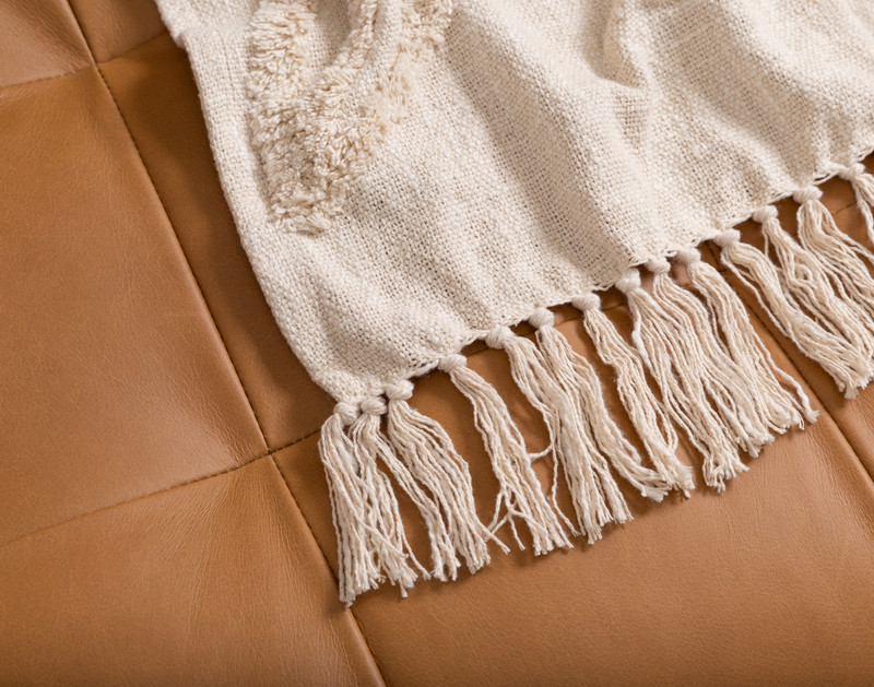 Close-up on the hemmed border corner on our Artisanal Throw in Ishara.