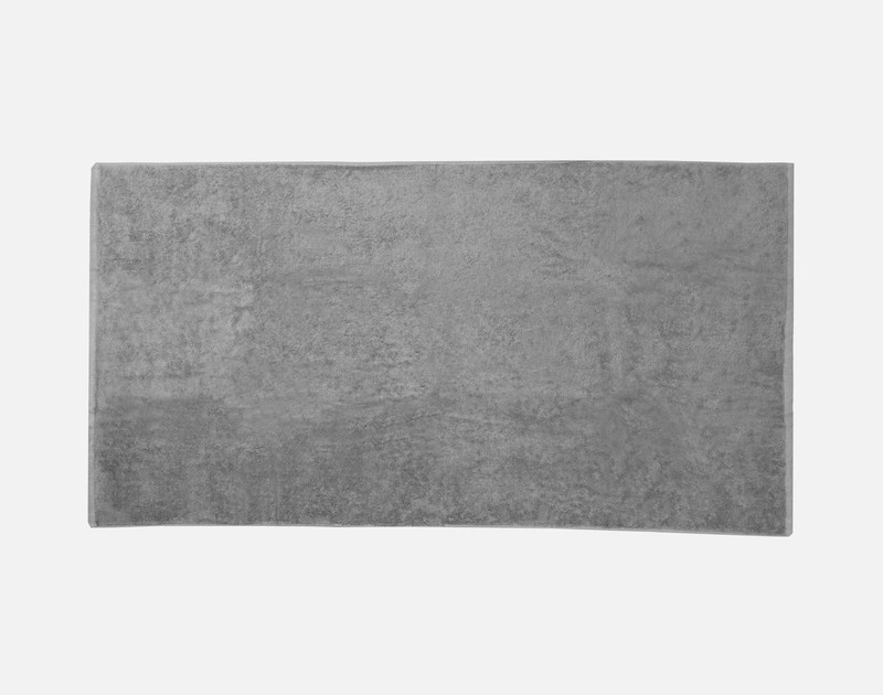 Vue de dessus de la serviette de bain de notre serviette brodée personnalisée ensemble en gris avec aucun élément brodé.