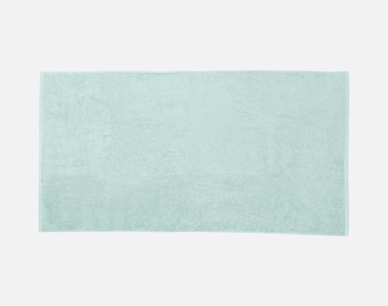Vue de dessus de la serviette de bain de notre serviette brodée personnalisée ensemble en vert Seafoam avec aucun élément brodé.