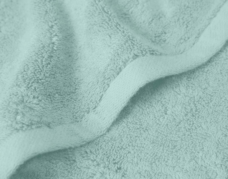 Gros plan sur le tissu doux en coton modal de notre serviette brodée personnalisée ensemble en vert Seafoam.