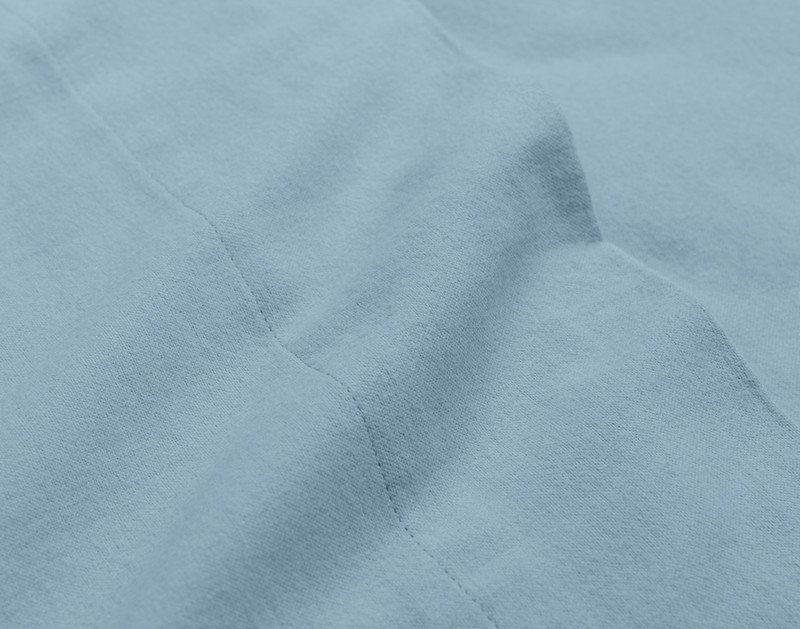 Gros plan sur le bord du plat drap pour notre flanelle de coton biologique drap ensemble  en Blue Smoke pour montrer la souplesse du coton.