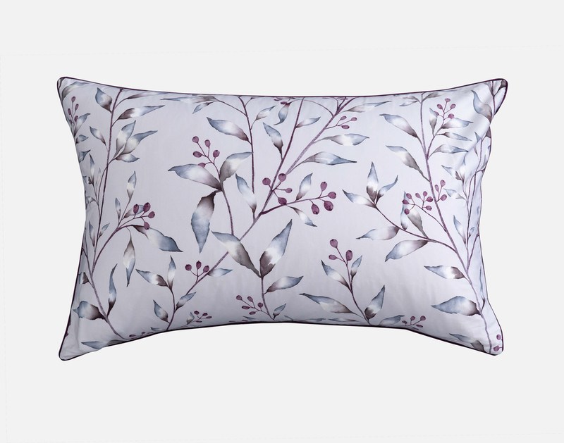 Vue de face du motif botanique aquarellé de notre Cassia Pillow Sham sur un fond blanc uni.