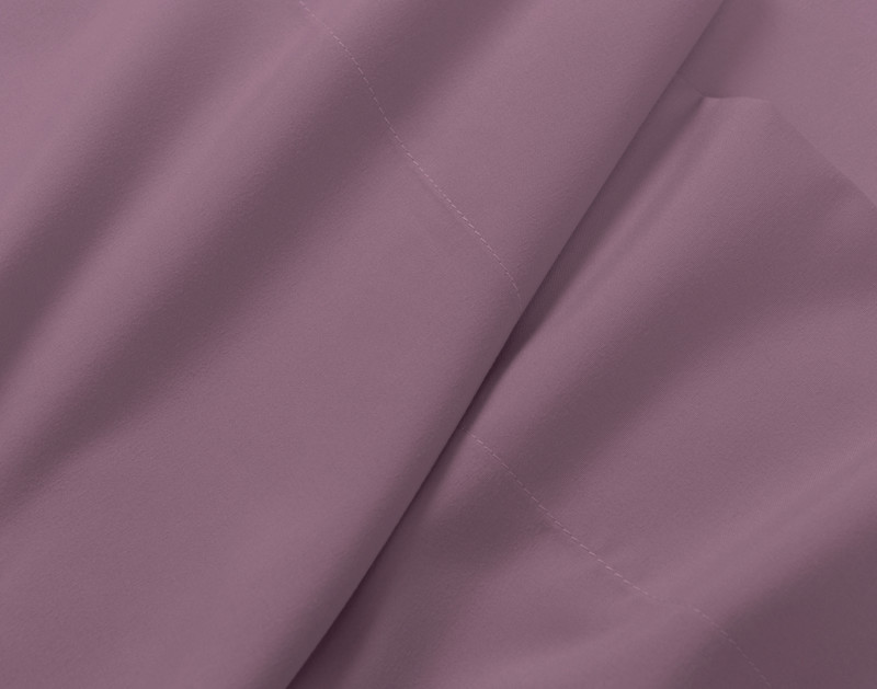 Gros plan sur le tissu froissé de notre microfibre recyclée drap ensemble  en Plum Frost pour montrer sa texture lisse et douce.