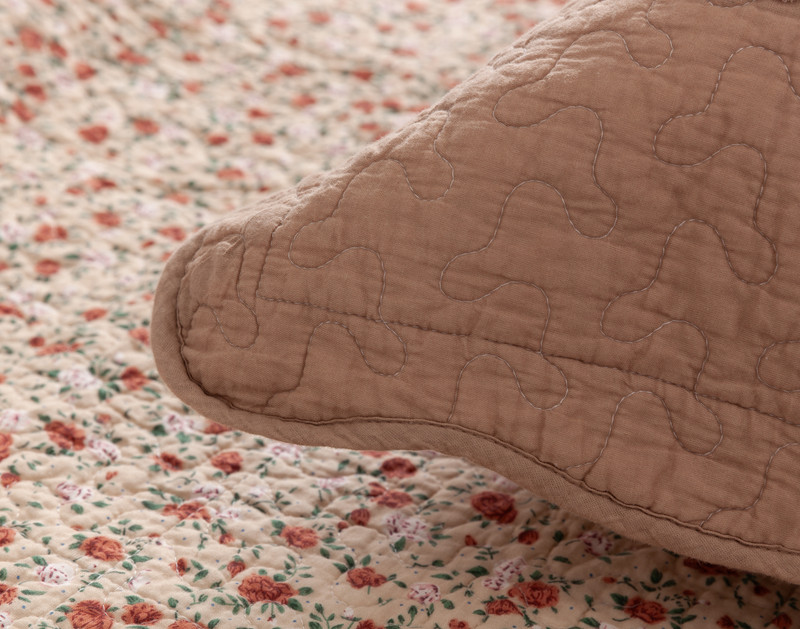 Close-up on the piped border and flanged edges on our Annie Mae Cotton Quilt Set.