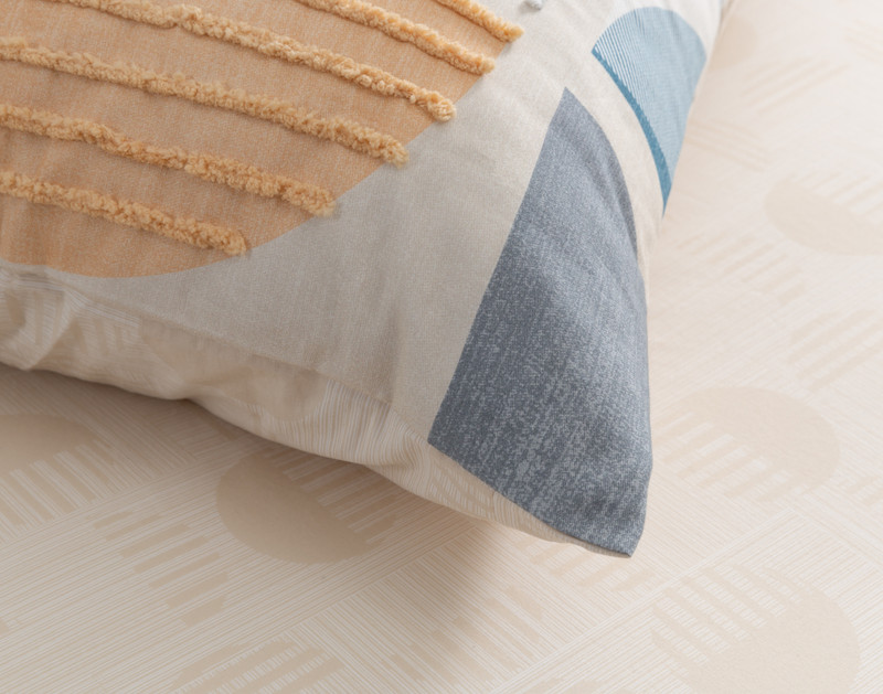 Close-up on the knife-edge corner on our Nora Pillow Sham.