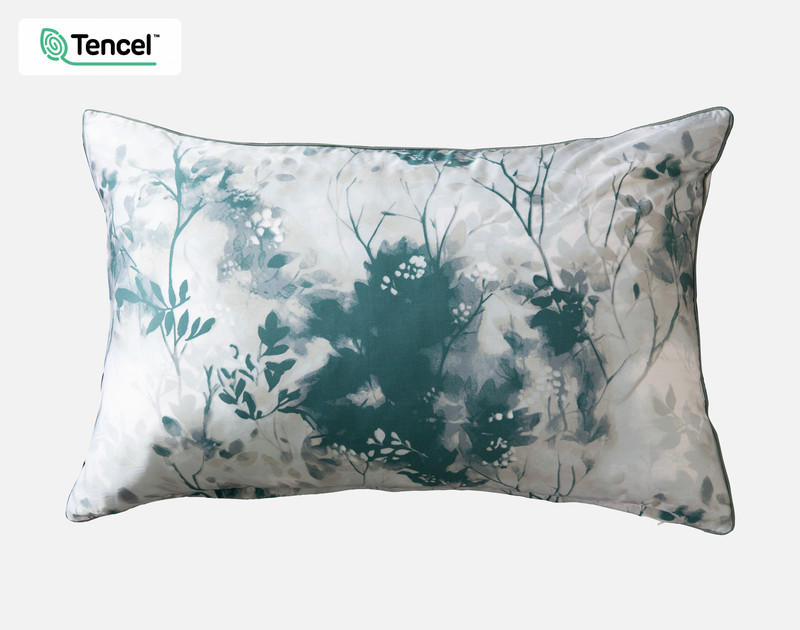 Vue de face de notre oreiller Canopy Pillow Sham reposant sur un fond blanc uni.