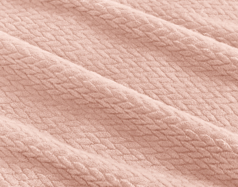 Gros plan sur la texture chevron de notre couverture Petal Chevron Plush Blanket.
