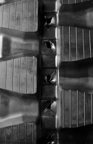 Kubota SVL75 - MWE Heavy Duty Block Pattern Rubber Track