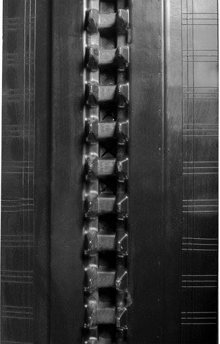 30" MWE Heavy Duty Multi-Bar Pattern Rubber Track (750x150x66)