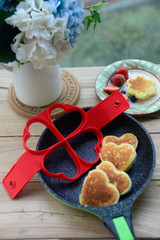 2017 New nonstick pancake maker egg ring maker kitchen non stick flippin'pancake maker pancake silicone mold