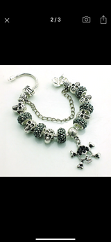 Skulls pendant charm bracelet