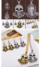 Skull and wings necklace set