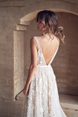 Tulle Appliques V-Neck Backless Romantic Bridal Gown