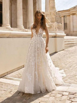 A-Line/Princess Sweep/Brush Train V-neck Applique Tulle Short Sleeves Wedding Dresses