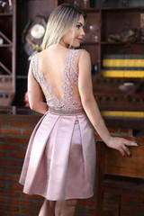 Chic Lace A Line Backless Satin Knee Length Homecoming Dress M519