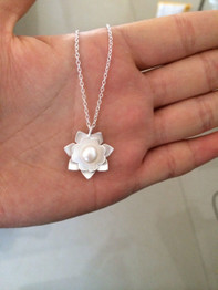 Real. 925 Sterling Silver Jewelry Lotus White Shell Pearl Necklace Pendant Charm Yoga gtlx614