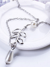 Casual Hollow Leaves Faux Pearl Necklace