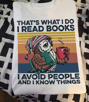 That's what I do I read books I avoid people and I know things 2D T-shirt