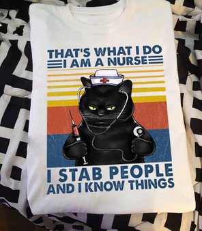 That's what I do I am a nurse I stab people and I know things 2D T-shirt