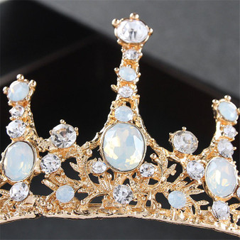 Exquisite Royal Vintage Crown In Gold