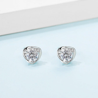 Classic Round Cut Moissanite Diamond Heart-shaped Stud Earrings