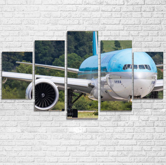 Face to Face with Korean Airlines Boeing 777 Printed Multiple Canvas Poster