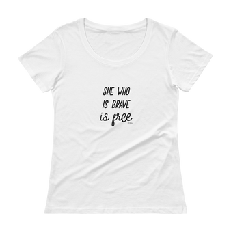 She who is brave is free, Ladies' Scoopneck T-Shirt