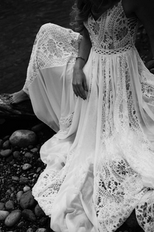 Bohemia Long V-neck Backless Elegant Beach Wedding Dresses Lace Bridal Dress W0010