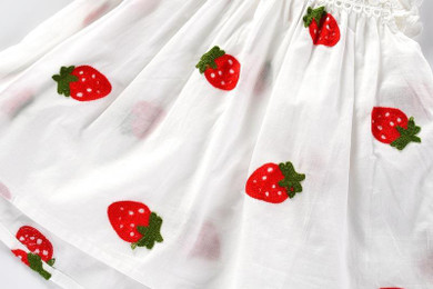 Stay Naive girl dress summer 2017 new children's clothing small flying sleeve embroidered strawberry dress baby