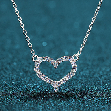 Round Cut Moissanite Diamond Heart-shaped Necklace