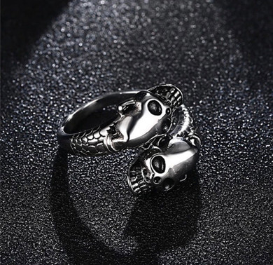 Skulls double faced ring