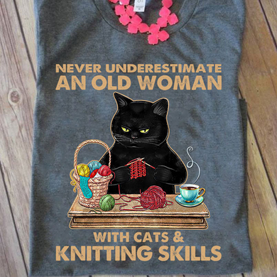 Never Underestimate An Old Woman With Cats & Knitting Skills Shirt