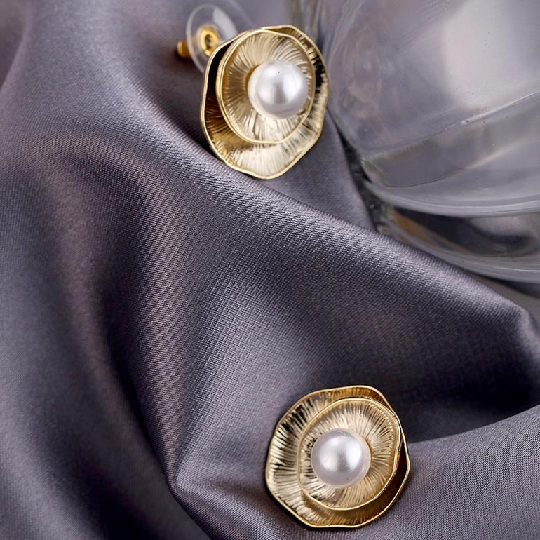 Pearls in Shells Stud Earrings Pearls in Shells Stud Earrings