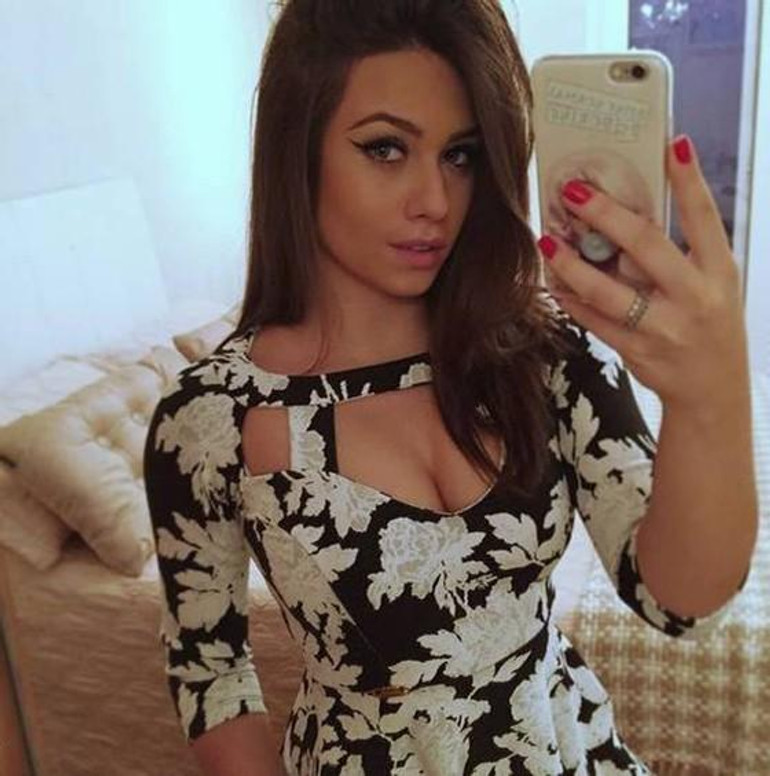 Casual White Floral Cut Out Pleated V-neck Mini Dress