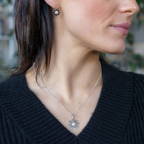 Daisy Pendant & Chain - Silver