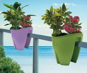 Balcony railing planter