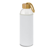 A drink bottle in a white sleeve with a bamboo lid and a rope handle, showcasing a sleek glass design.