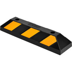 Global Industrial Rubber Parking Stop/Curb Block 22""L Black w/ Yellow Stripes