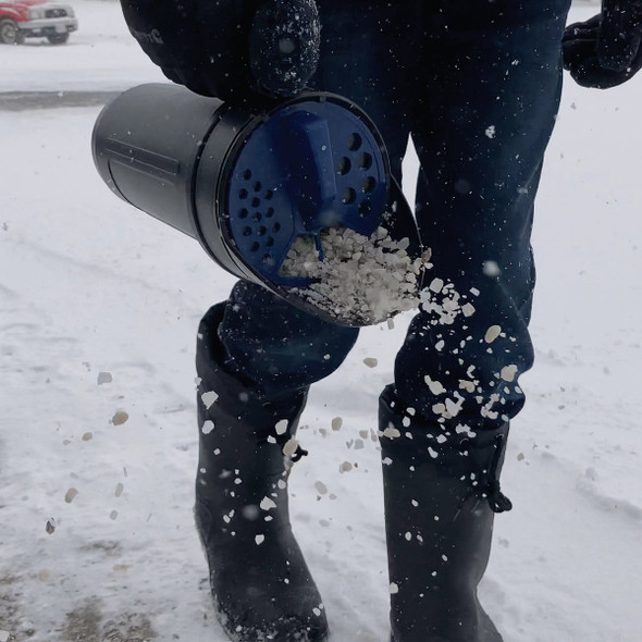 Chapin 64 Oz. Capacity Handheld Salt-Seed-Fertilizer Spreader Shaker