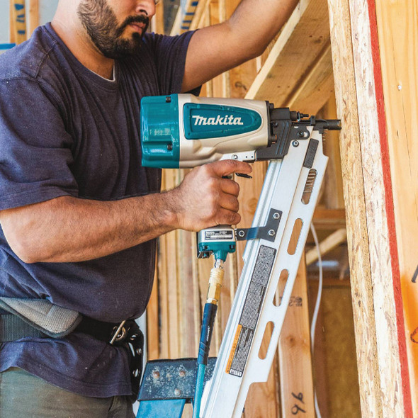 Makita 21 Degree 3-1-2 In. Plastic Collated Framing Nailer AN924 359967