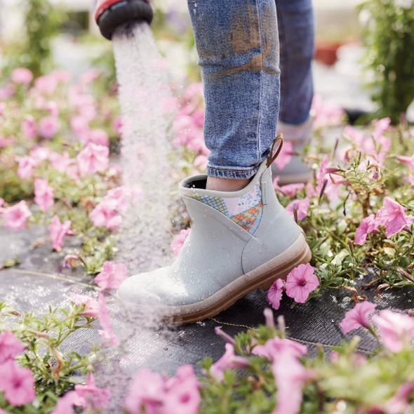 The Muck Boot Company Women's Blue Quilted Floral Original Ankle Boot, Size 7