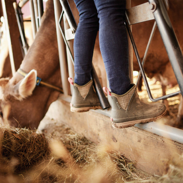 The Muck Boot Company Women's Moss Quilted Floral Original Ankle Boot, Size 7