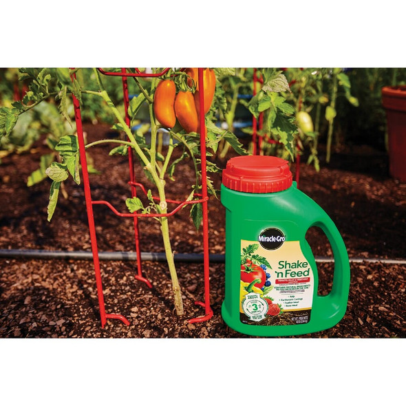 Miracle-Gro Shake 'n Feed 4.5 Lb. Tomato, Fruit & Vegetable Plant Food 3002610 700968