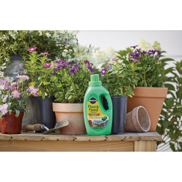 Miracle-Gro Pour & Feed 32 Oz. Liquid Plant Food 3006002 705592