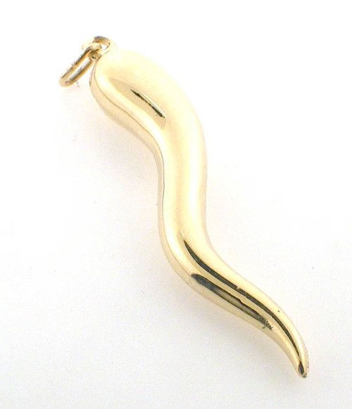 14 karat yellow gold Italian Horn weighing 1.1 grams.  1.5 inches in length