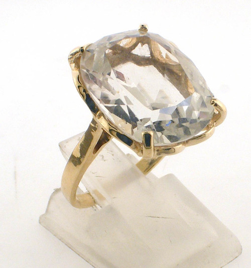 14 karat yellow gold Aquamarine ring weighing 6.1 grams. Finger size 6 14 karat yellow gold Aquamarine ring weighing 6.1 grams. Finger size 6