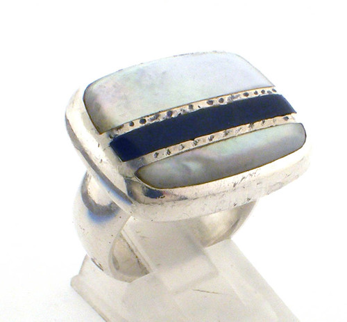 Sterling silver black onyx and mother of pearl ring weighing 16.0 grams. Finger size 7 Sterling silver black onyx and mother of pearl ring weighing 16.0 grams. Finger size 7